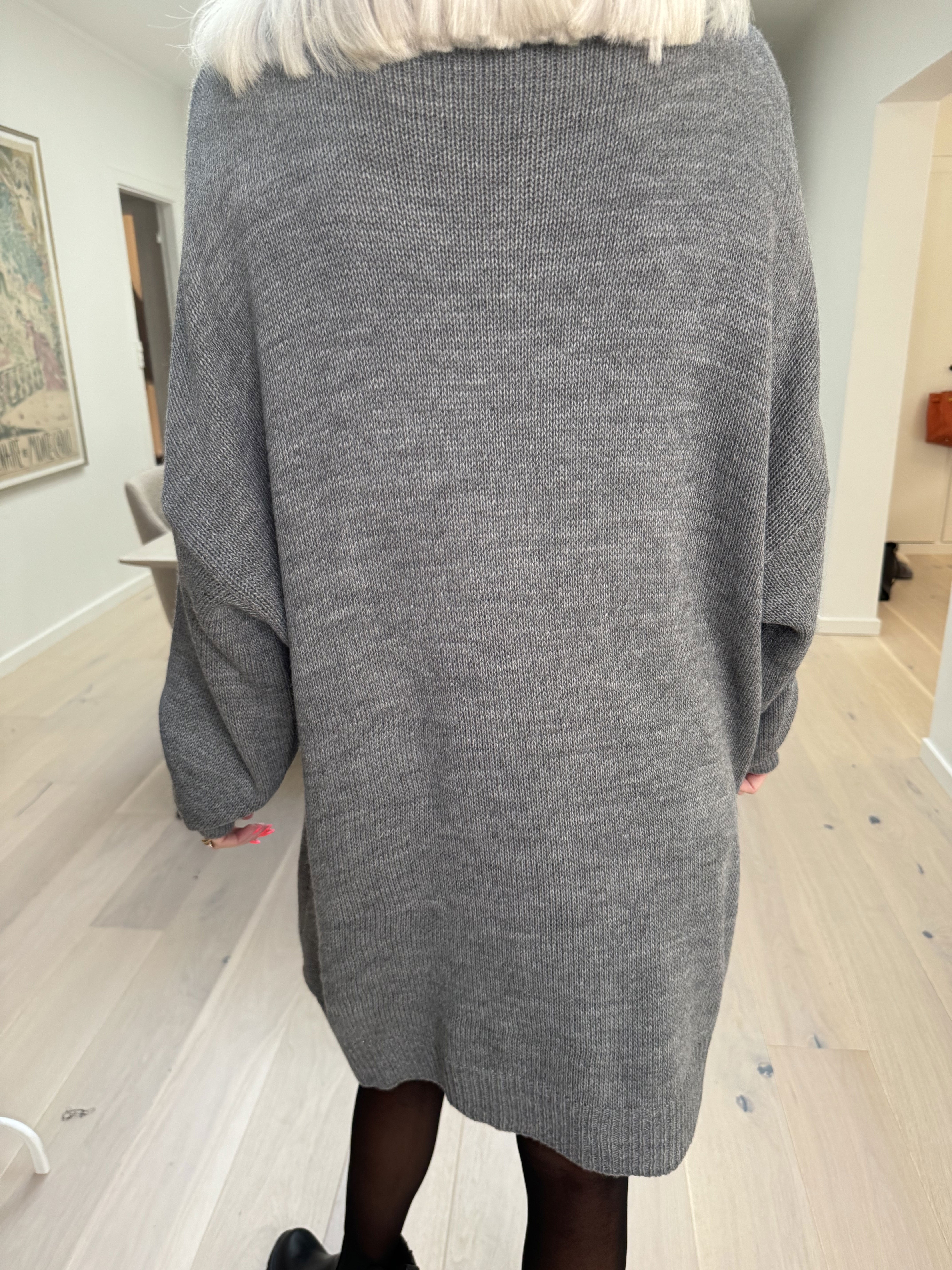 Blair - Ensfarvet strikkjole med turtleneck